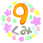 水彩画風のイラスト「9くみ」のロゴあり