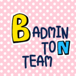 ピンク色の水玉模様にポップな文字「BADMINTONTEAM」のロゴあり