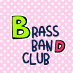 ピンク色の水玉模様にポップな文字「BRASSBANDCLUB」のロゴあり