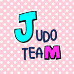 ピンク色の水玉模様にポップな文字「JUDOTEAM」のロゴあり