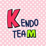 ピンク色の水玉模様にポップな文字「KENDOTEAM」のロゴあり