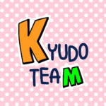 ピンク色の水玉模様にポップな文字「KYUDOTEAM」のロゴあり