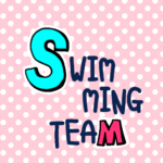 ピンク色の水玉模様にポップな文字「SWIMMINGTEAM」のロゴあり
