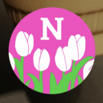 モダンなチューリップのアルファベットアイコンの見本、ピンク背景にN