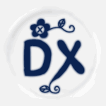 白い陶器にネイビー色の文字があるおしゃれなイラスト「DX」のロゴあり