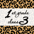 クールでかっこいいヒョウ柄に「1stgrade class3」のロゴあり
