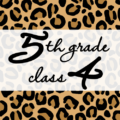 クールでかっこいいヒョウ柄に「5thgrade class4」のロゴあり